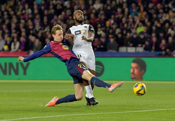 俄极限运动员挑战在1800米高空踢球，进球后做出C罗庆祝动作